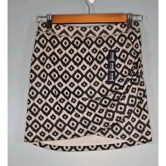 GAP Dresses & Skirts - NWT Gap Women's Mini Pencil Skirt Gray and Black Geometric Size XS